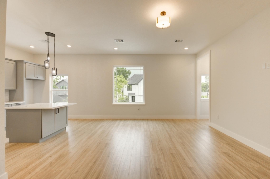811 E 39th Street - Photo 8