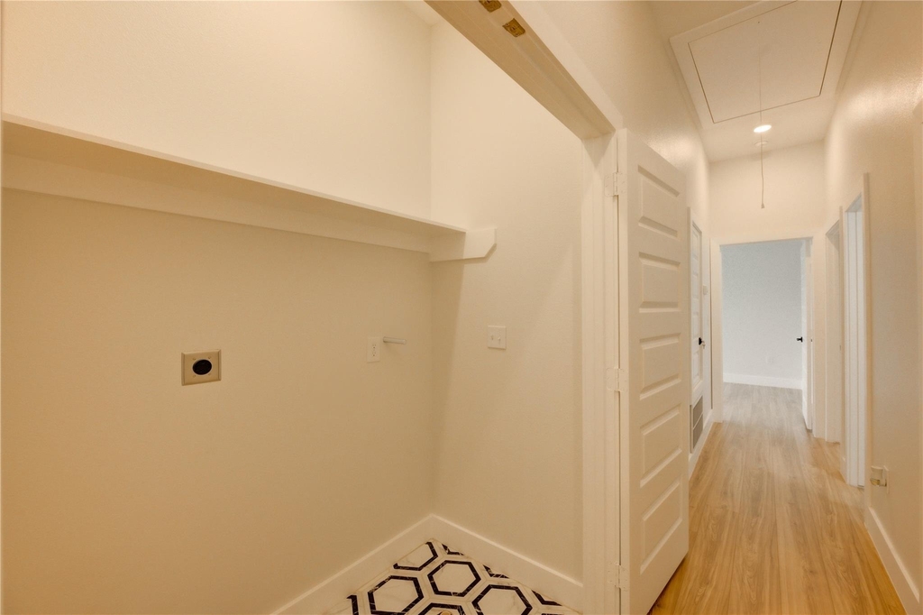 811 E 39th Street - Photo 15