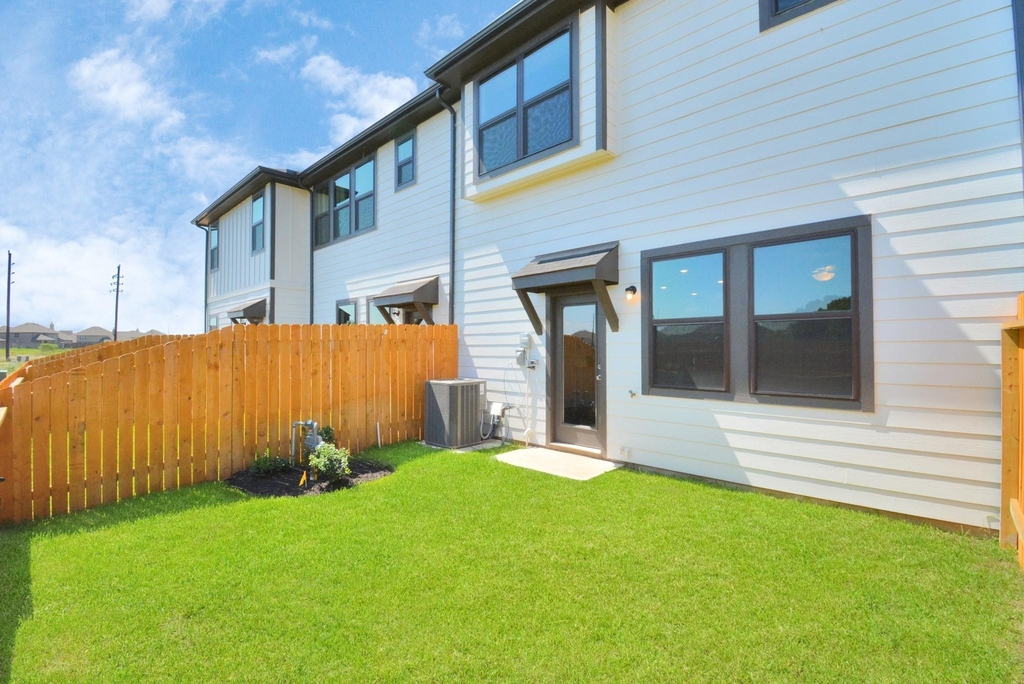 27911 Western Creek Court - Photo 16