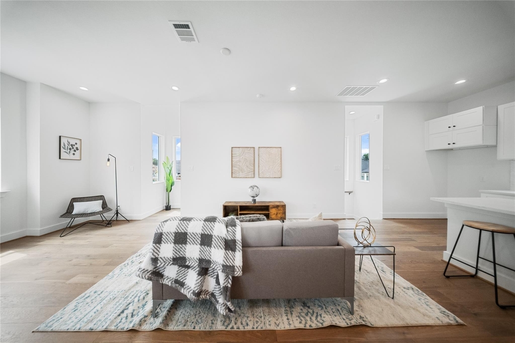 1116 Hogan Street - Photo 2