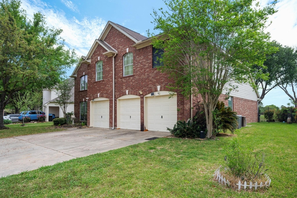 1823 Blue Water Bay Drive - Photo 1