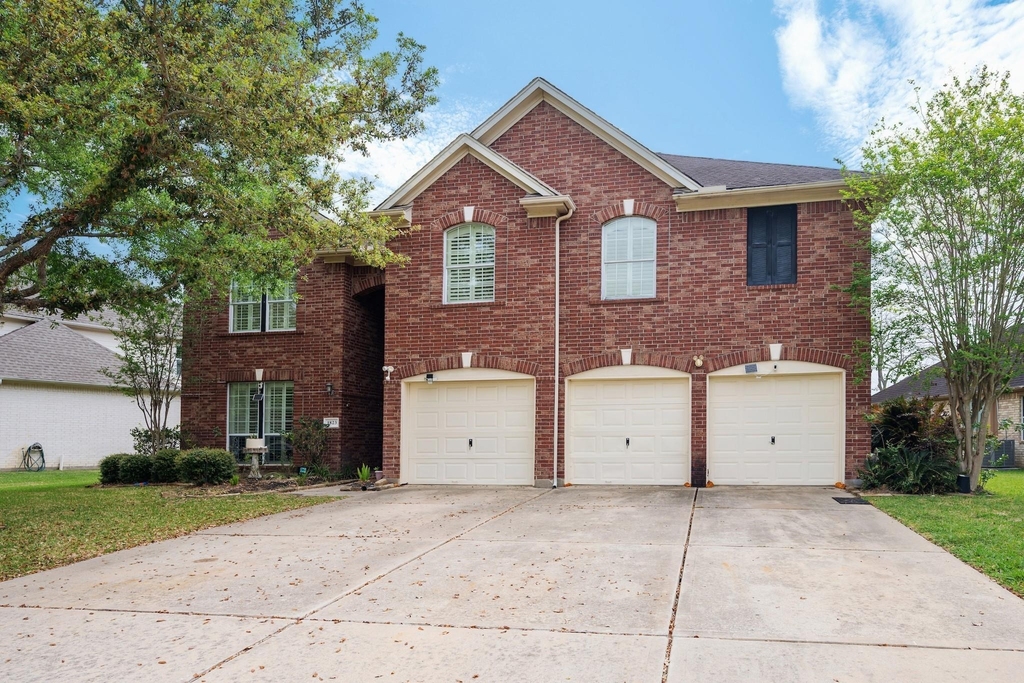 1823 Blue Water Bay Drive - Photo 0