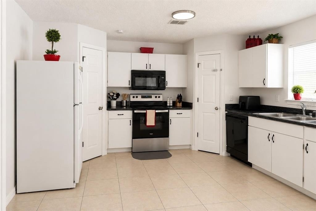 984 Derbyshire Drive - Photo 2