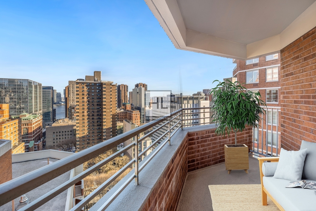 Second Avenue - Photo 10