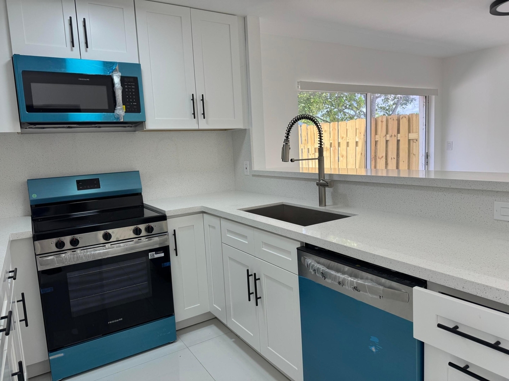 4421 Sw 72nd Terrace - Photo 3