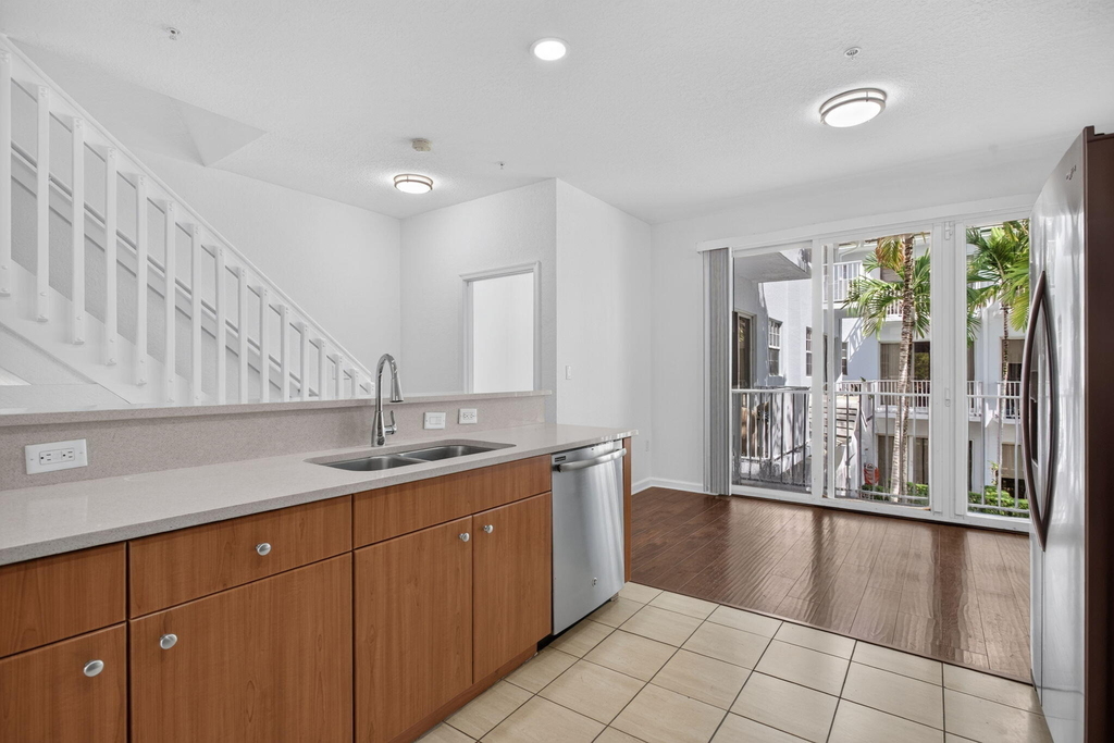 2725 Ne 8th Avenue - Photo 3