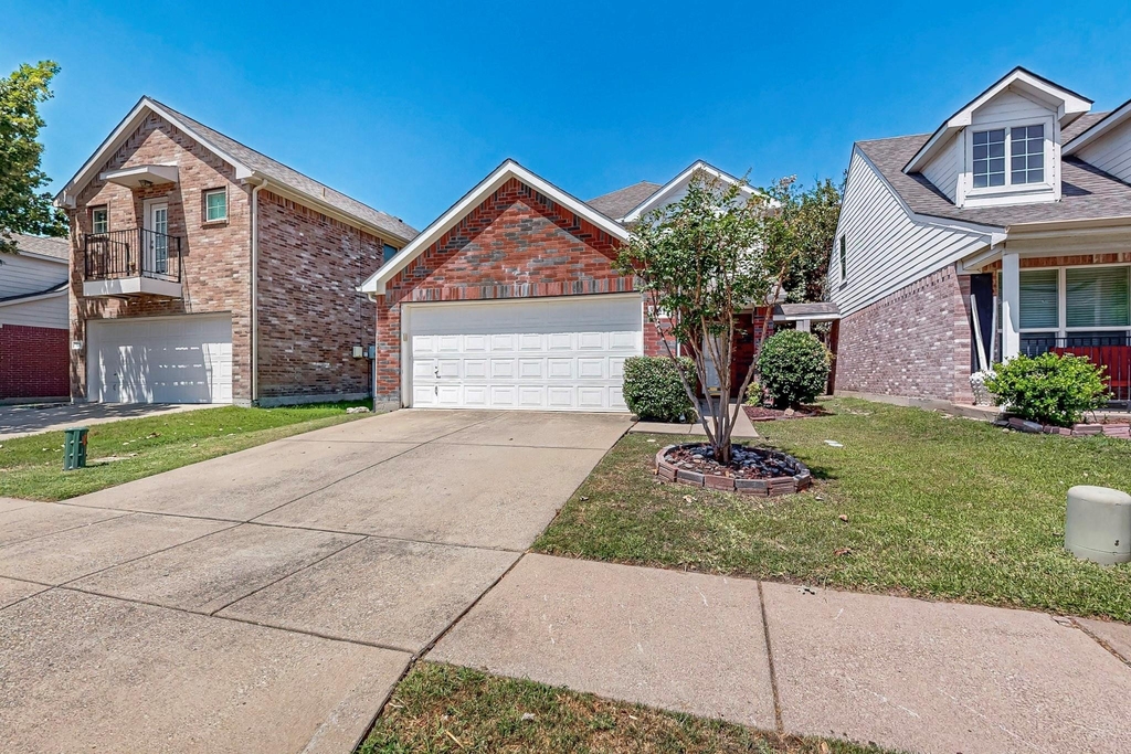 321 Stephanie Street - Photo 2
