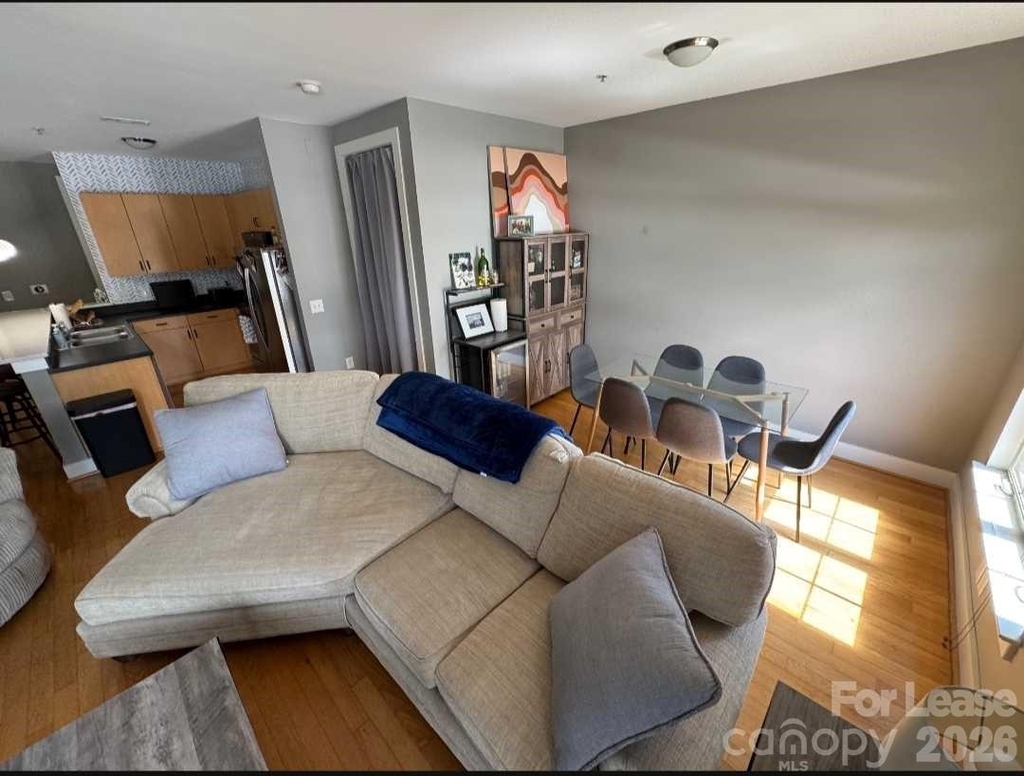 1101 W 1st Street - Photo 3