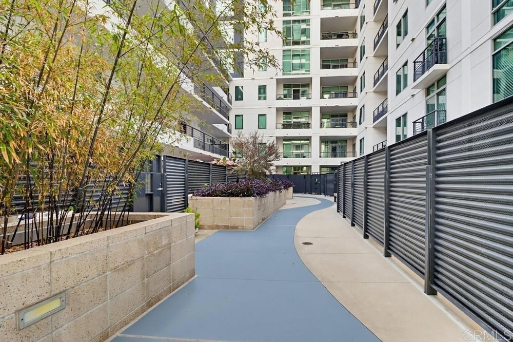 425 W Beech St - Photo 27