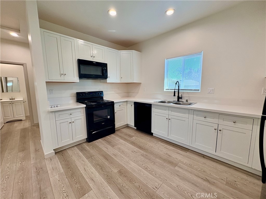 4585 Hawthorne - Photo 3