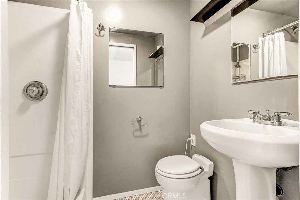 351 W Elm Street - Photo 19