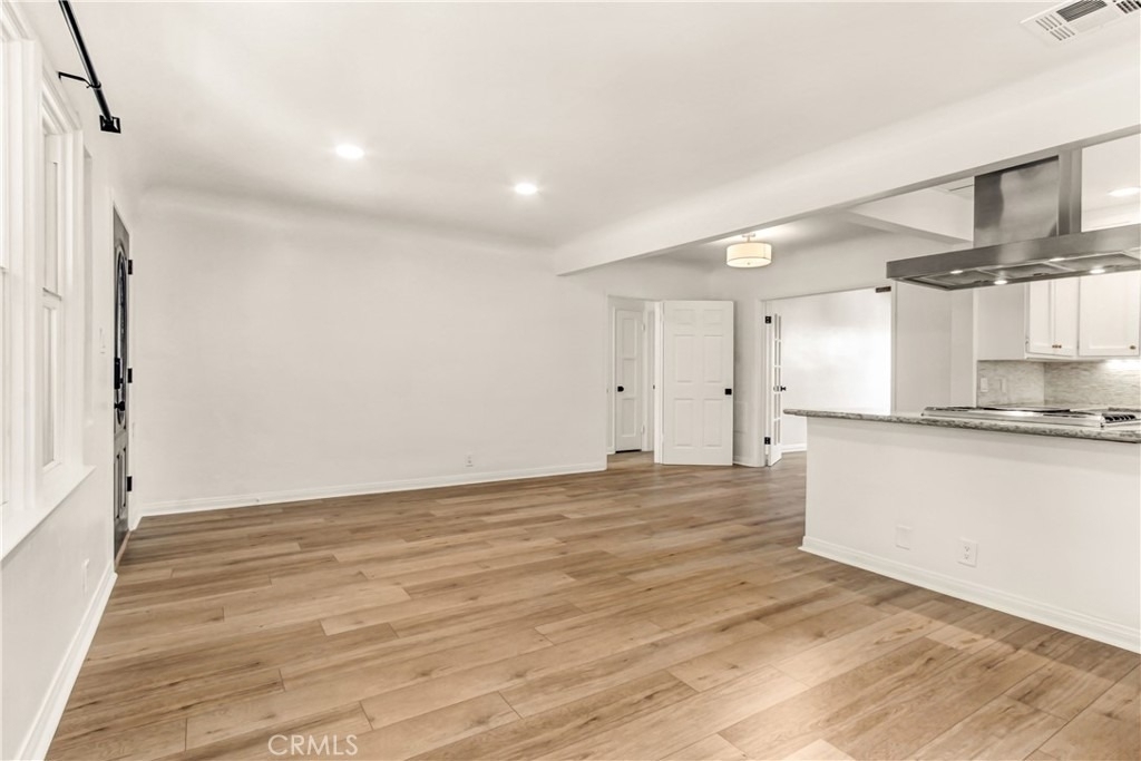 351 W Elm Street - Photo 5