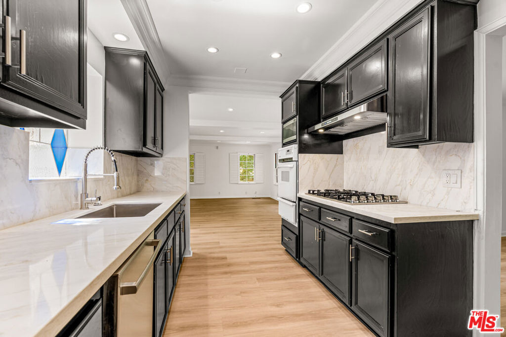 1501 Kelton Avenue - Photo 18