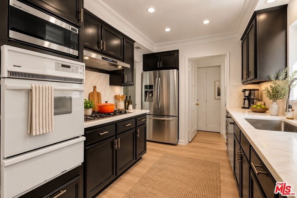 1501 Kelton Avenue - Photo 2