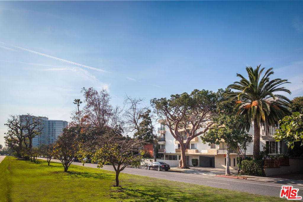 305 San Vicente Boulevard - Photo 18