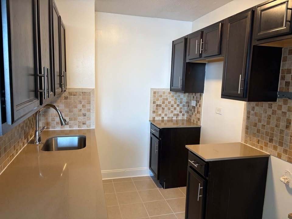 Broadway, Unit B17j - Photo 2