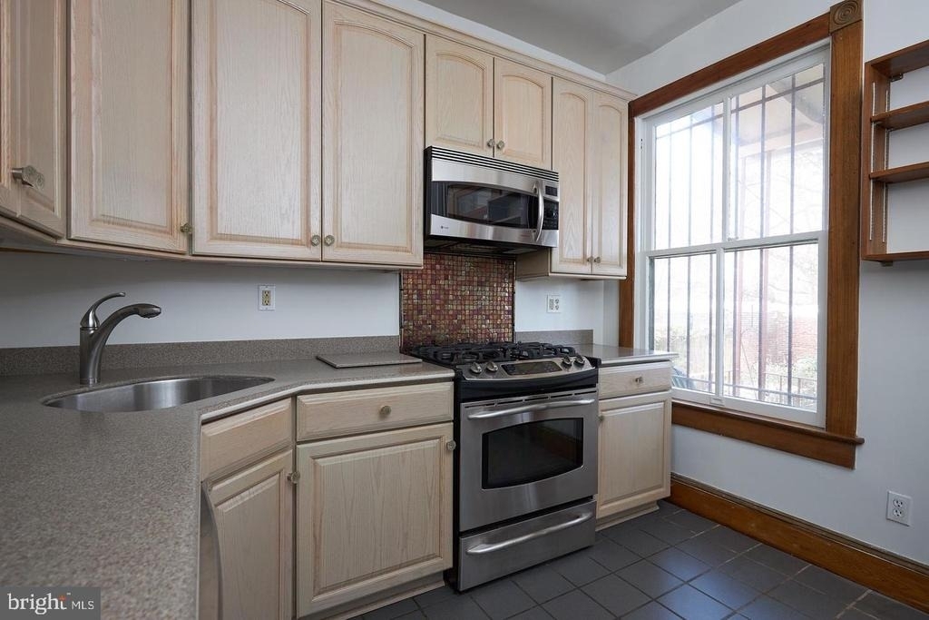 1427 E Capitol Street Ne - Photo 12