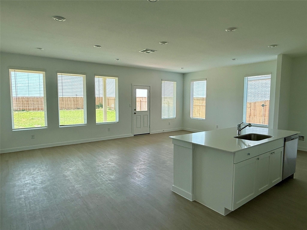 241 Seabreeze St - Photo 2