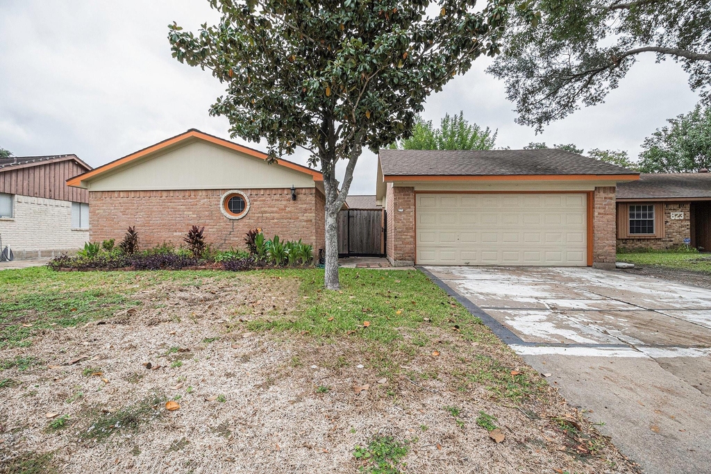 819 Seamaster Drive - Photo 0