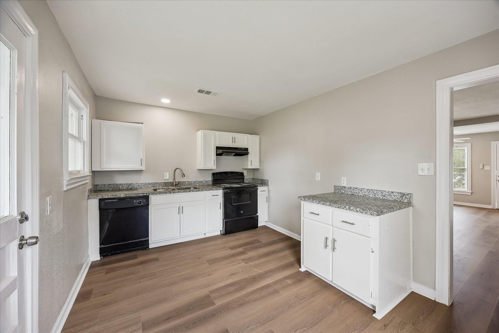 613 Winding Way Street - Photo 2