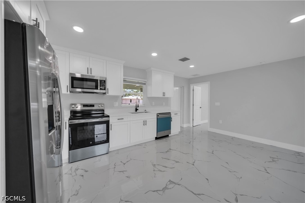 922 Macy Street E - Photo 4