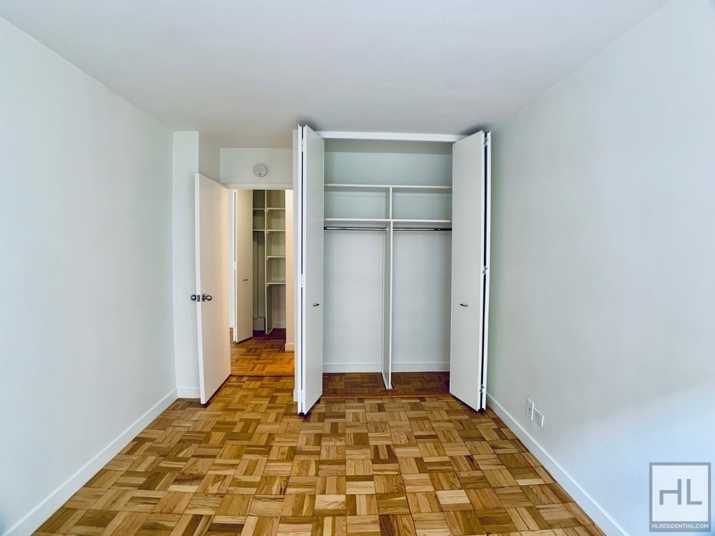 East 49 Street - Photo 1