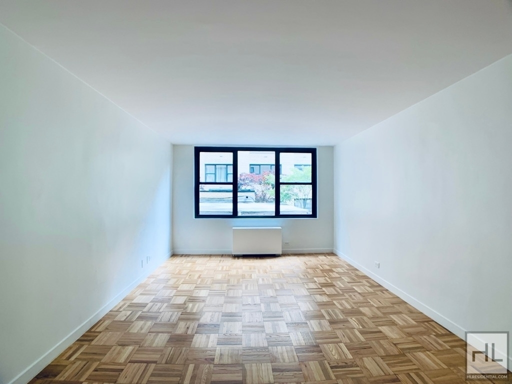 East 49 Street - Photo 0