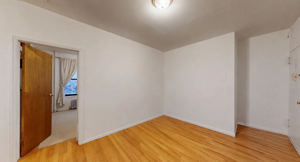 240 Waverly Place - Photo 3