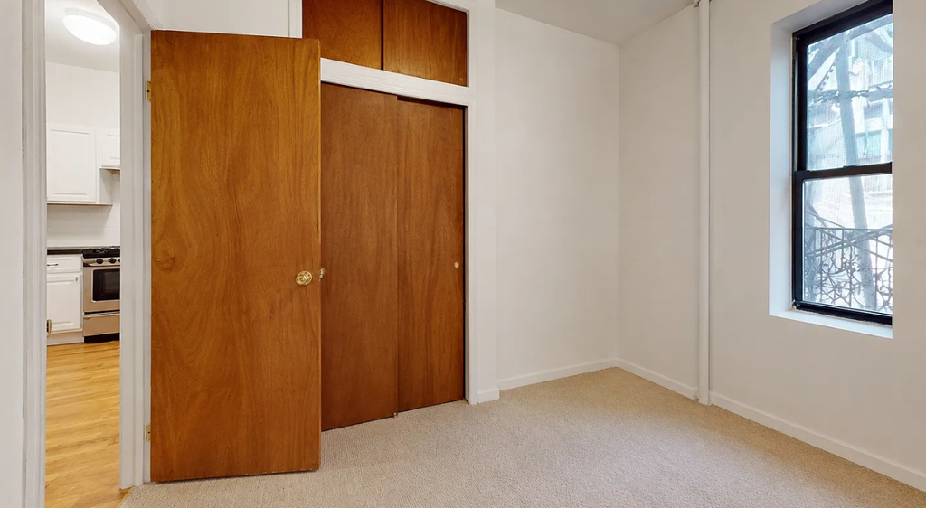 240 Waverly Place - Photo 4