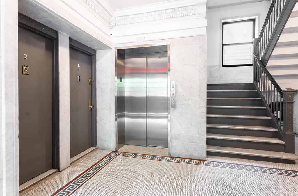 240 Waverly Place - Photo 7