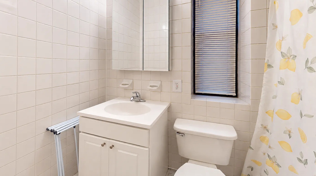 240 Waverly Place - Photo 5