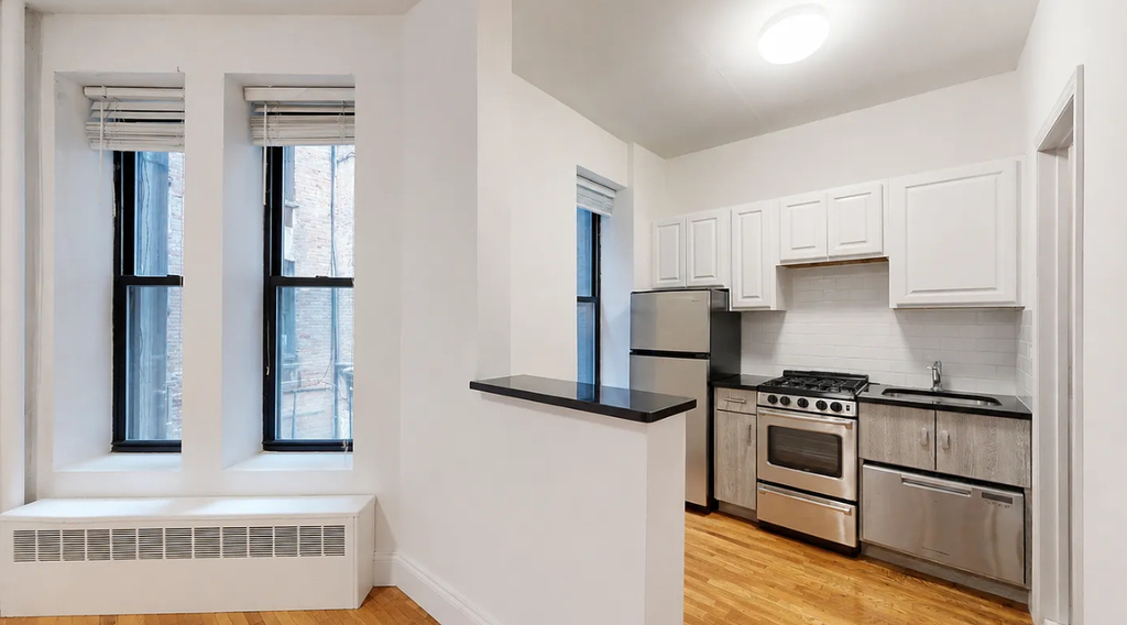 240 Waverly Place - Photo 2