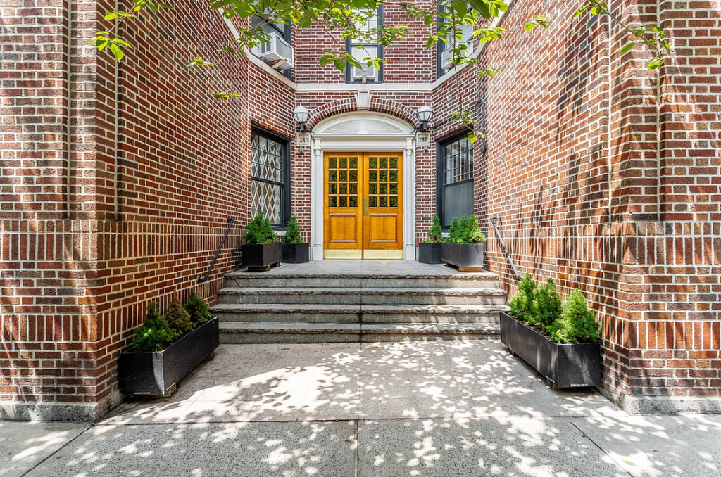 240 Waverly Place - Photo 6