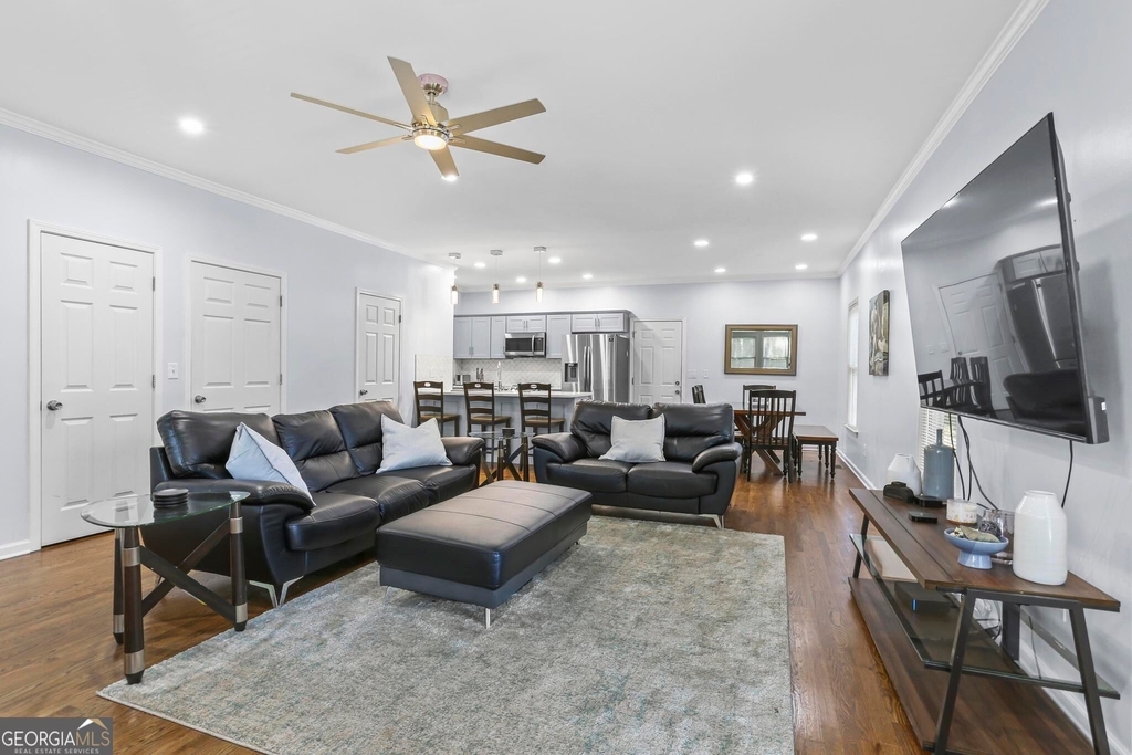 687 Windsor Street Sw - Photo 1