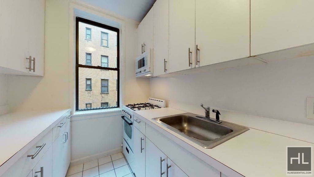 West 45 Street - Photo 1