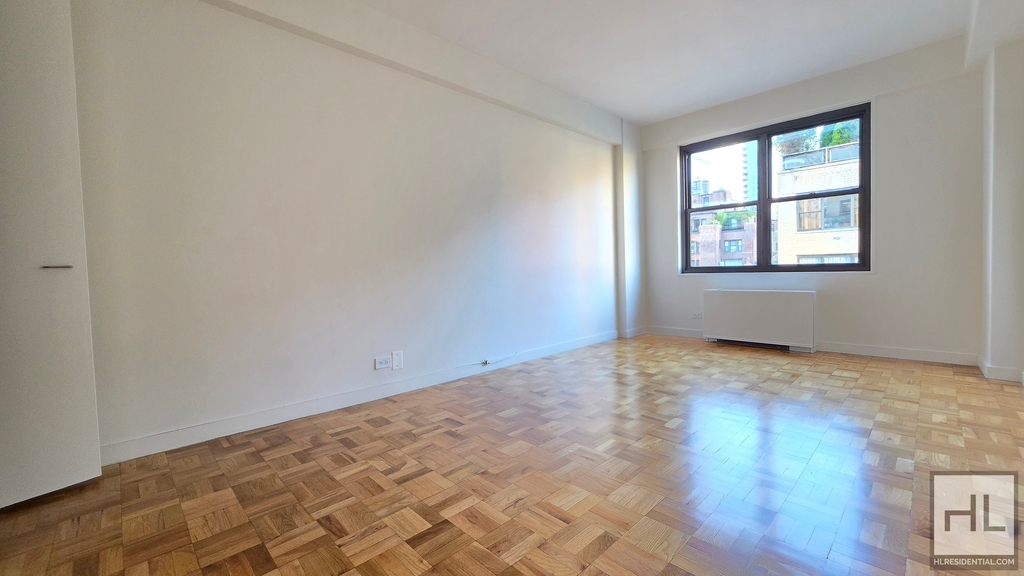 East 49 Street - Photo 5