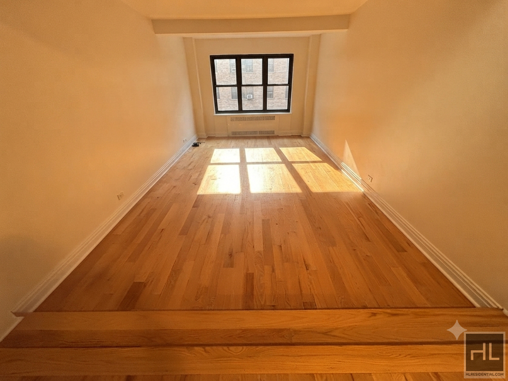 East 56 Street - Photo 0