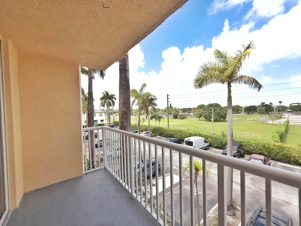 1341 Se 3rd Avenue - Photo 11