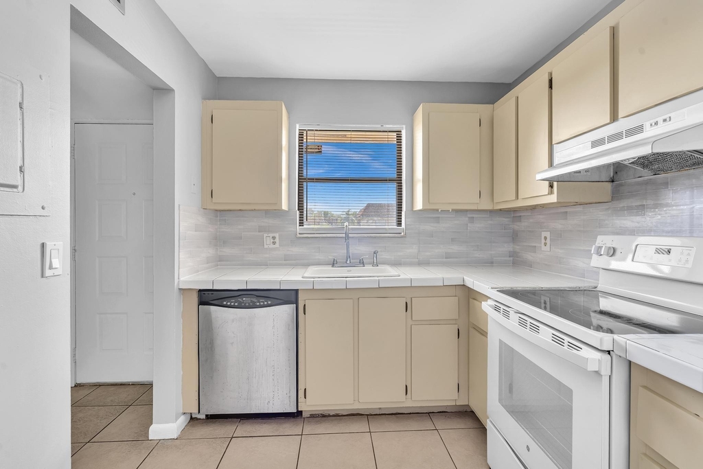 21904 Lake Forest Circle - Photo 3