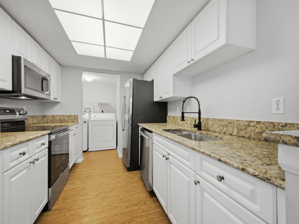 900 Crestwood Court S - Photo 3