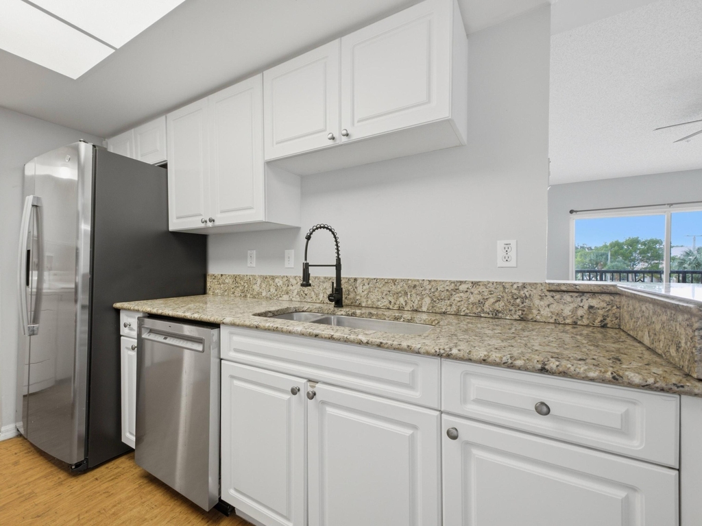 900 Crestwood Court S - Photo 15