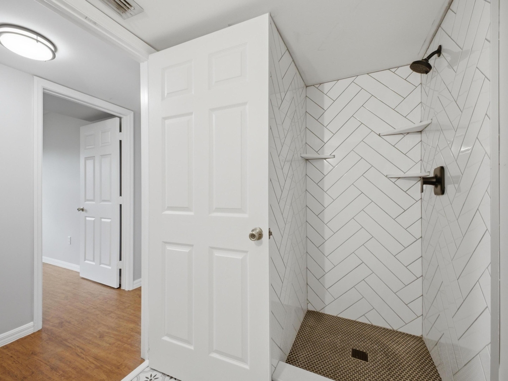 900 Crestwood Court S - Photo 7