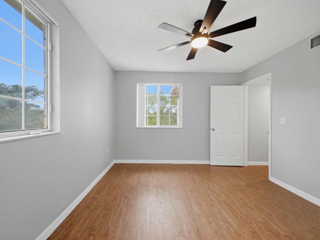 900 Crestwood Court S - Photo 21