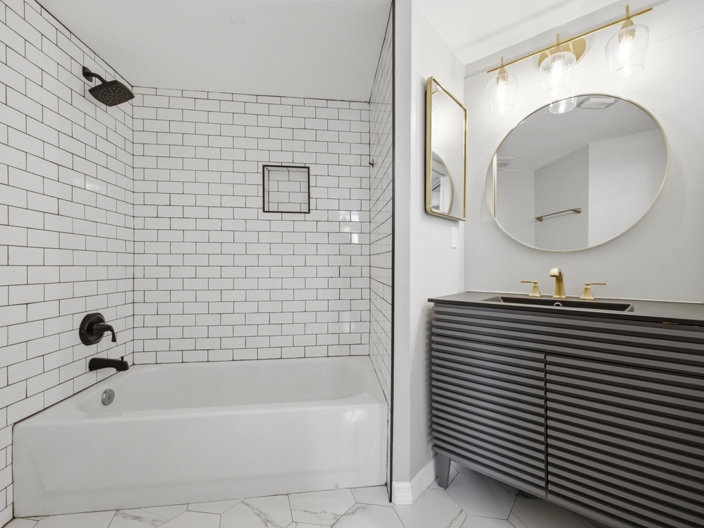 900 Crestwood Court S - Photo 4