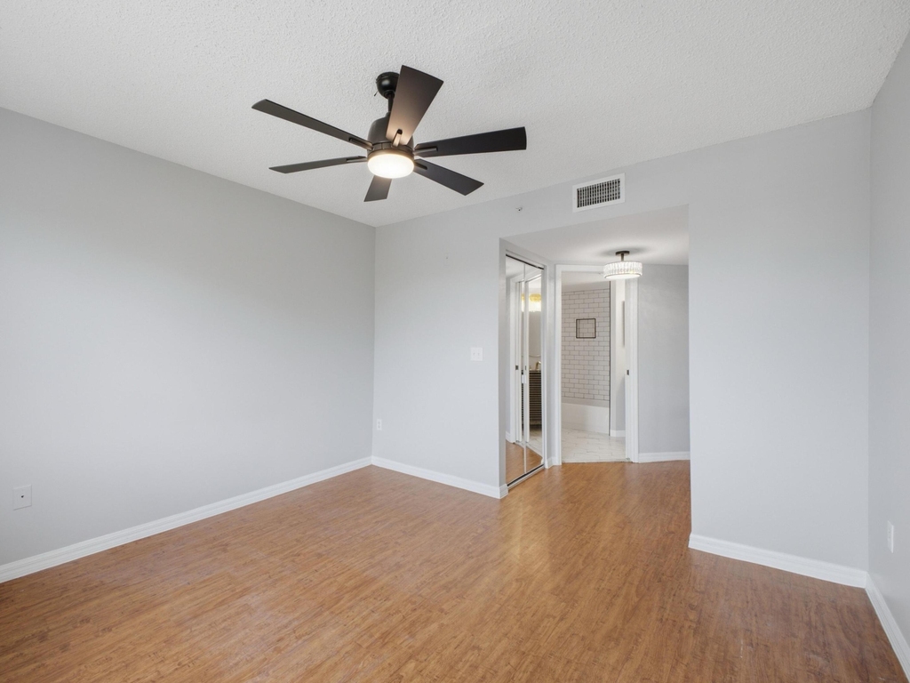 900 Crestwood Court S - Photo 8