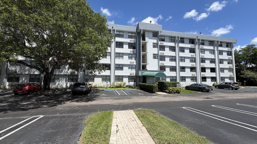 2501 Riverside Drive - Photo 3