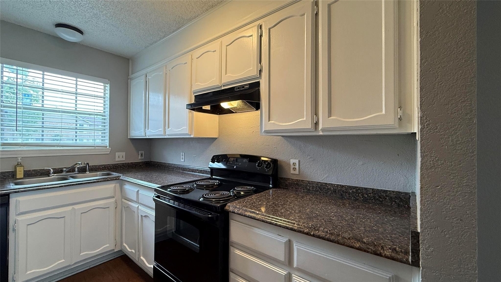 7808 Ashe Court - Photo 2