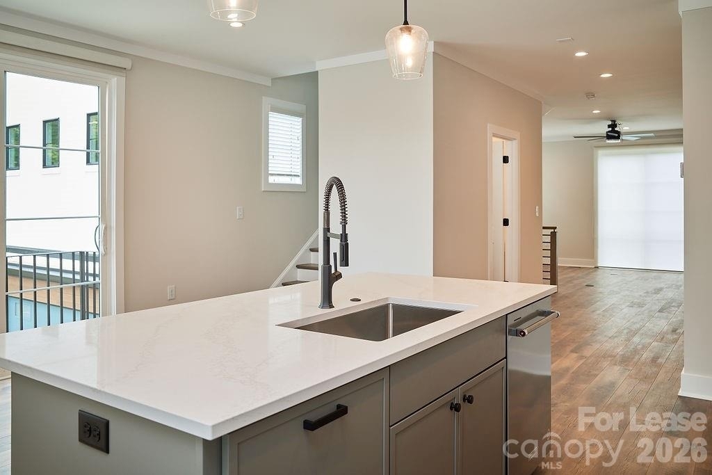 1302 E 10th Street - Photo 3