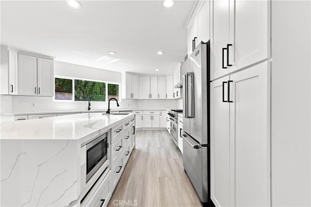 5527 Beckford Avenue - Photo 8