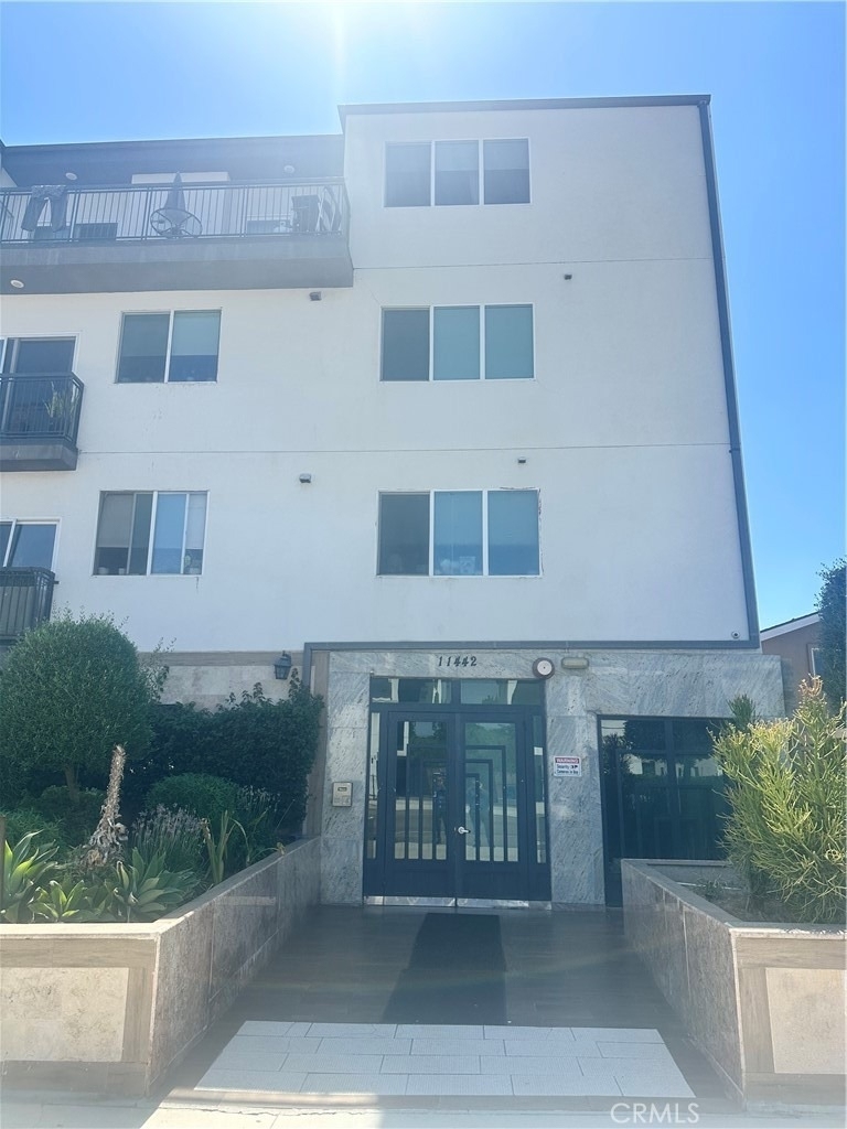 11442 Victory Boulevard - Photo 2